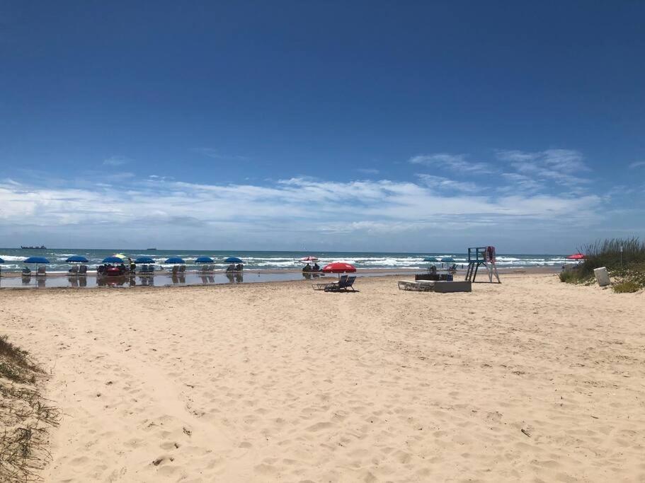 2 Bed 2 Bath 1st Floor W Pool By Hébergement de vacances South Padre Island